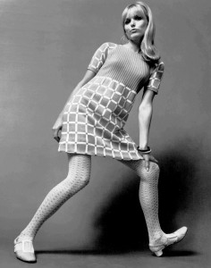 https://commons.wikimedia.org/wiki/Category:Black_and_white_photographs_of_minidresses#/media/File:Sweater_knit_dress_1967.jpg