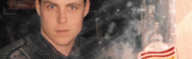 No dead giveaways in this 1987 selfie, oh, no!