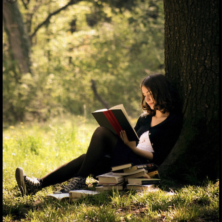Девушка читает книгу. Брюнетка читает книгу. Брюнетки с книгами картинки. Девушка читает книгу под деревом арт. Летние обманы